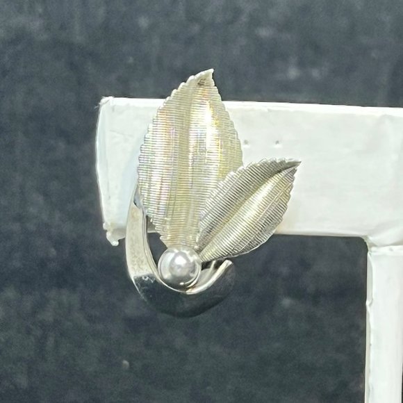 Vintage A & Z Chain Co Sterling Silver Leaf Screw Back Earrings Signed (3513) - Picture 2 of 5